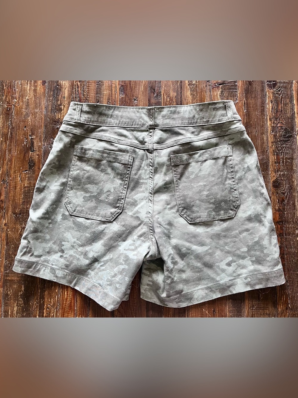 SPANX Stone Wash Camo Stretch Twill Short Sz M EUC